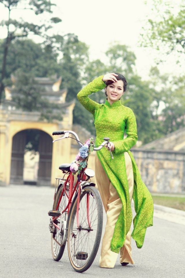 Năm nay 24 tuổi, Thanh Hoài sinh ra và lớn lên ở Yên Bái. Hiện cô là sinh viên năm cuối khoa đạo diễn, trường ĐH Sân khấu Điện ảnh. Cô học cùng khoa và cùng trường với ngôi sao làng giải trí Việt, Hoàng Thùy Linh.